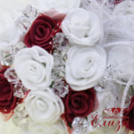 Булчински букет за хвърляне от рози в бордо и бяло, ситни кристали и тюл